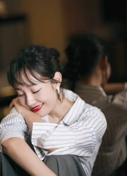 白百何,这位曾经因"一指弹"事件而备受争议的女星,经历了从事业的顶峰