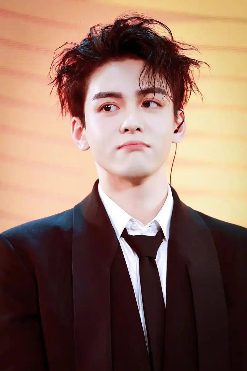 曾舜晞向粉丝反向应援#曾舜晞在今晚南京见面会开始入场后,特意橙去