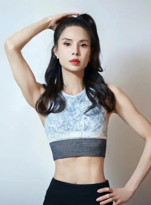 56岁李若彤回香港独自坐地铁朴素低调无人识素颜精致像洋娃娃