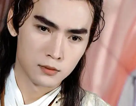 55岁焦恩俊走穴赚钱头戴假发被调侃曾为女儿抚养权净身出户