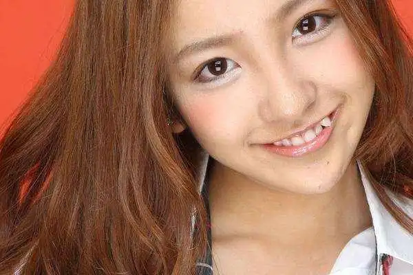 一,虎牙白而有光泽虎牙白而有光泽的人,通常是非常幸运的人.