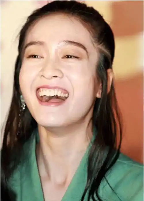 女明星大笑瞬间,唐嫣夸张热巴认不出,看到最后一位:拯救了太阳系