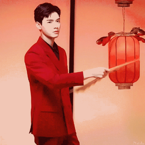 重温龚俊温客行转扇子.#龚俊#@龚俊simon#龚俊粉色长袍造型#龚俊超话