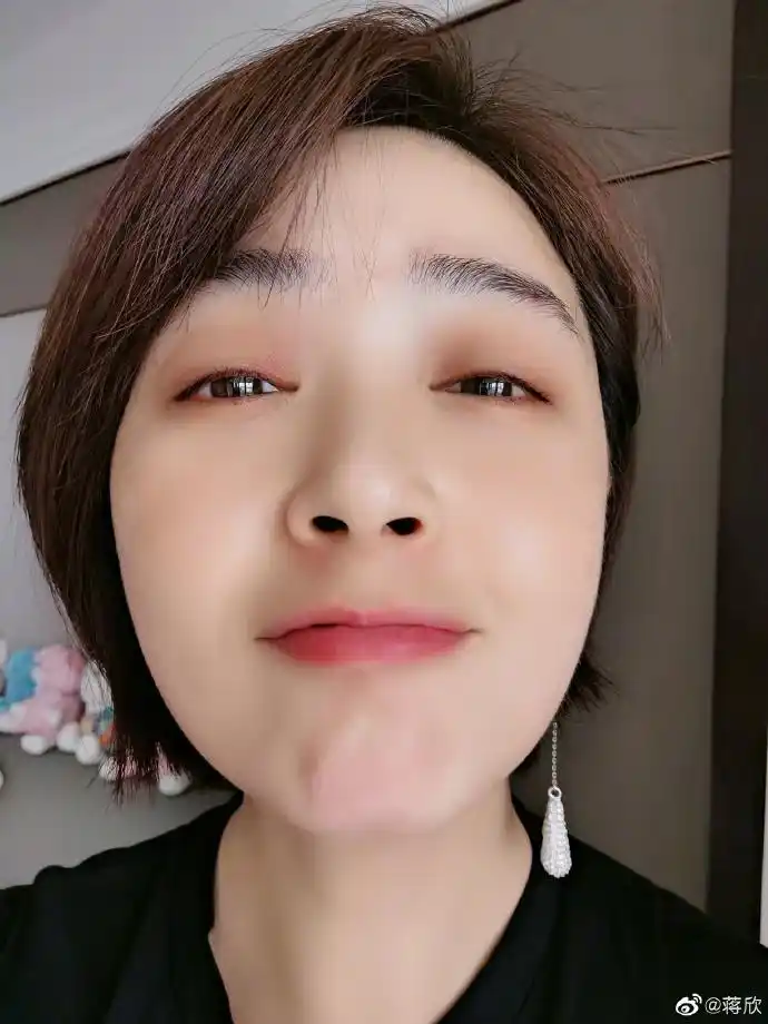 蒋欣生日晒自拍送福利对镜卖萌甜笑暖意十足