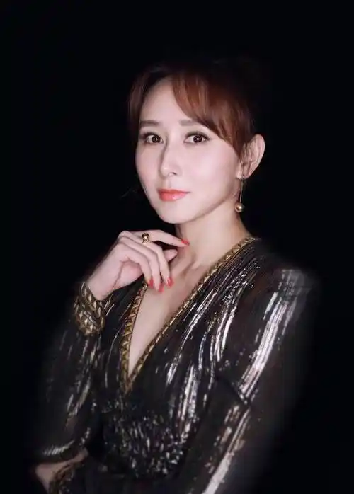 胡静老公近照曝光 身价百亿背景大到不像话,难怪章子怡梅婷都羡慕!