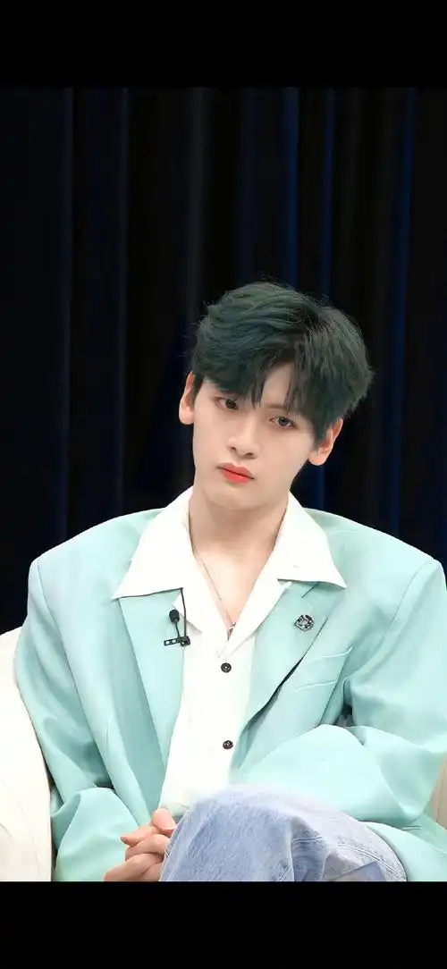 生日直播闻闻的小表情真的太可爱了已更换98 水印版本@r1se-翟潇闻