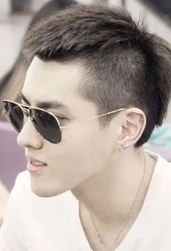 男士剃剪出的板寸短发造型 小伙子打理最帅气短头发