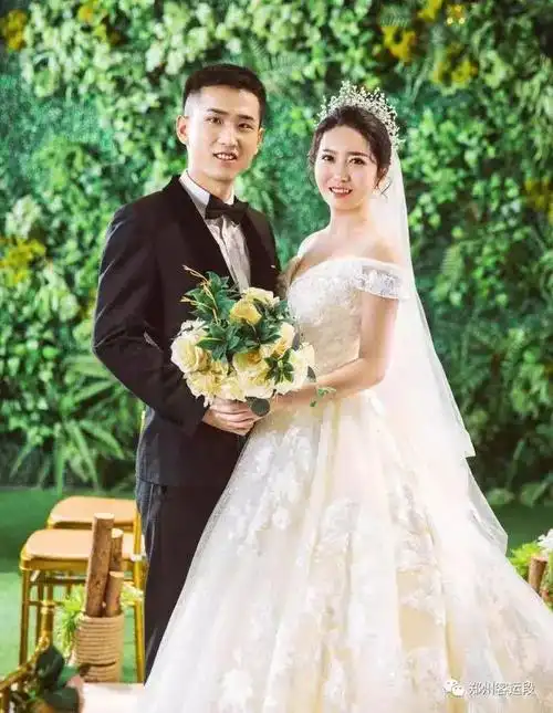 高铁二队仨新娘卸下婚妆就出乘_老公