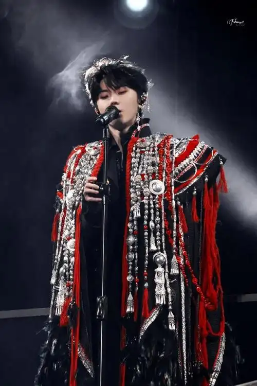 马嘉祺爱心露背拖尾礼服##时代少年团今天换妆造了