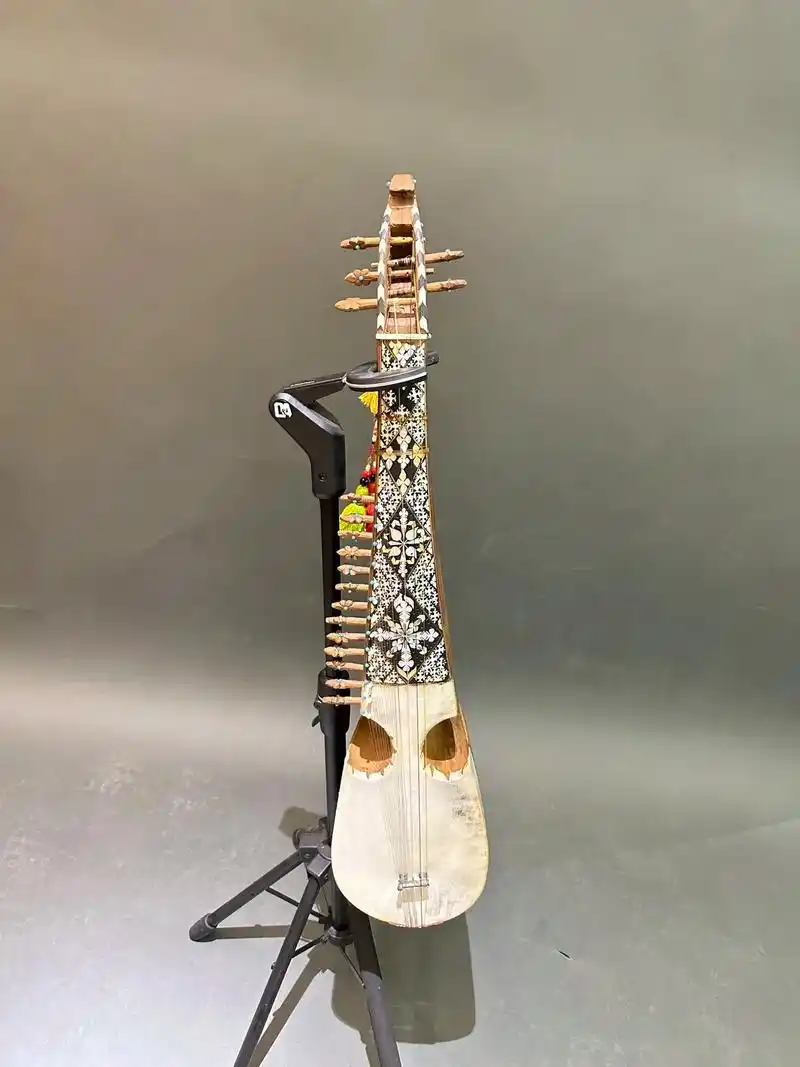 出手一把民族乐器———热瓦普 有喜欢乐器或收藏乐器的朋友 不 - 抖