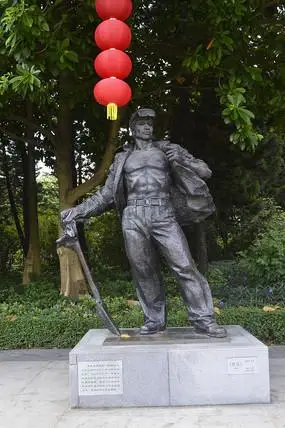 劳动小憩吹风的钢铁工人雕塑