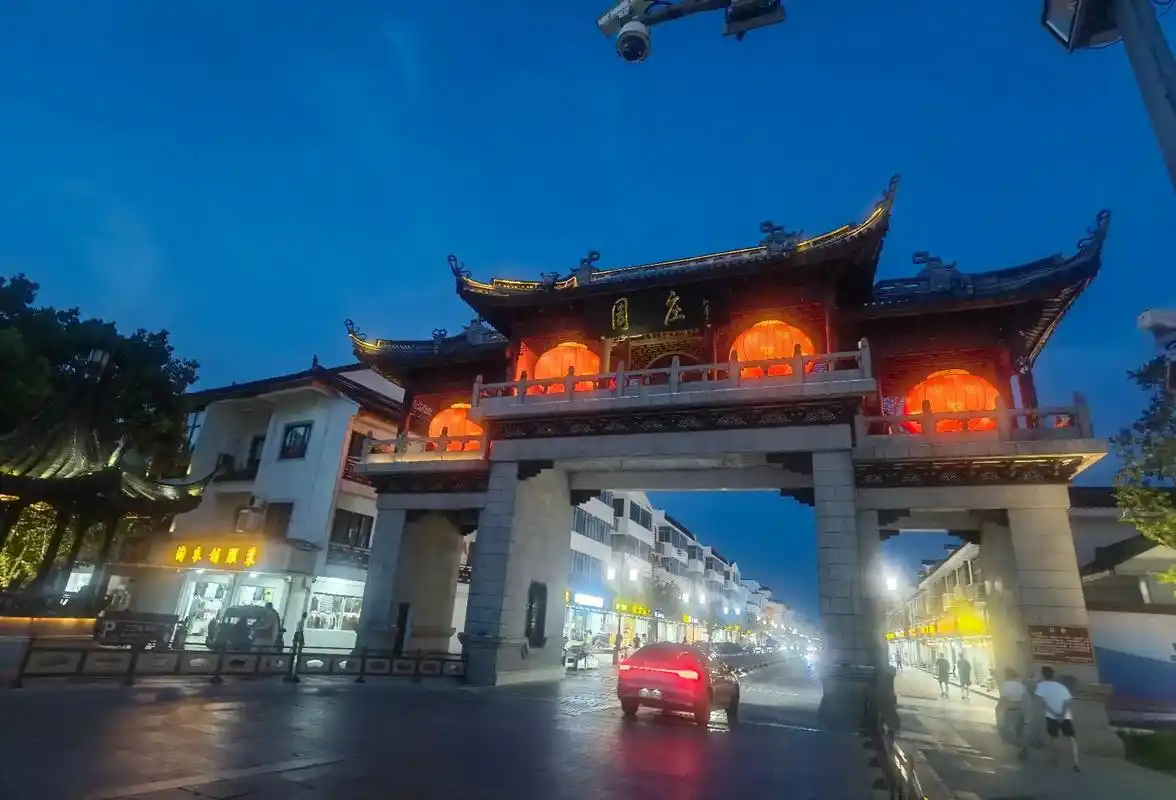 你一句春未晚我便来到了江南,上有天常下有苏杭. 江南