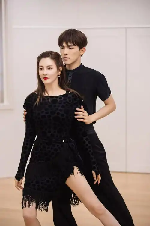 张雨绮李柄熹穿礼服热舞 默契满分