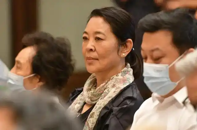 倪萍的身高与身材也很适合这种非常大气典雅的风格,没有明显的腰线却