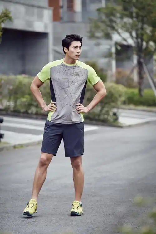 玄彬夏日男友照合辑!化身清爽森林系男友,海风吹乱白衬衫