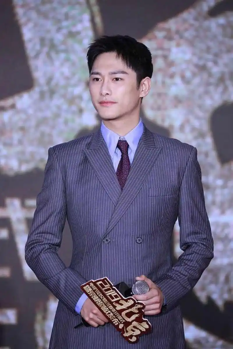 我发现了一个大秘密!原来朱梓骁是因为没戏拍才去直播的😲!