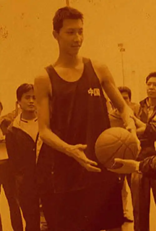 易建联的父母曾经都是运动员,父亲是易景流,身高191cm,是一名手球运动