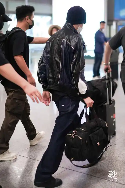 20231001王一博【行程】北京飞巴黎01「首都国际机场出发」无尽夏