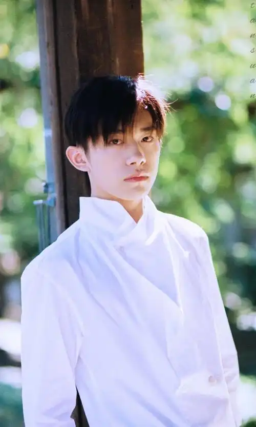 易烊千玺壁纸好看到炸裂啊这是什么神仙颜值太美了