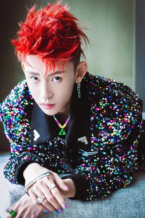 超话#小鬼代言ba饰物局#歌手@小鬼-王琳凯今日出发图抵达～红发摩登