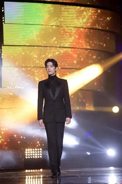 肖战不走寻常路穿西装不搭衬衫配毛衣本以为很土结果帅炸了