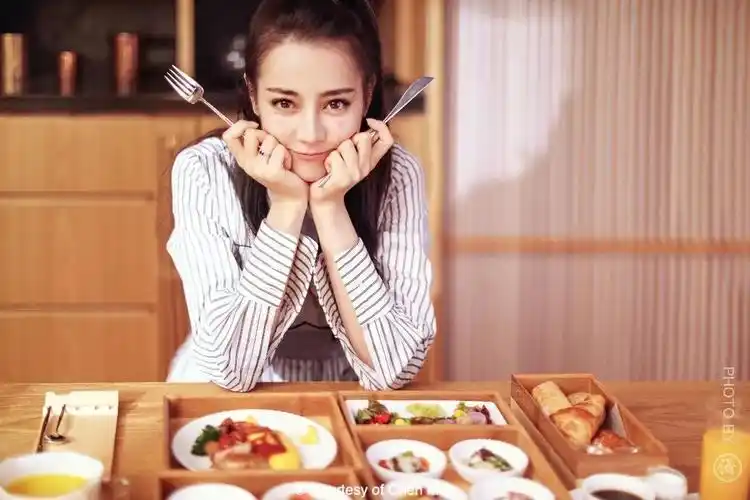 漫的片|迪丽热巴:"吃"出时髦之旅