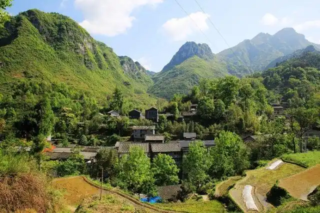 出生在农村,一家六口人,父母是残疾人,家里有疼我的奶奶,可爱的妹妹和