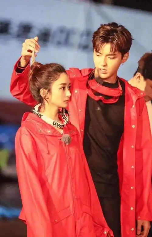 但随后赵丽颖公布恋情渐渐与吴亦凡疏远起来一时间让全网都磕起了两人