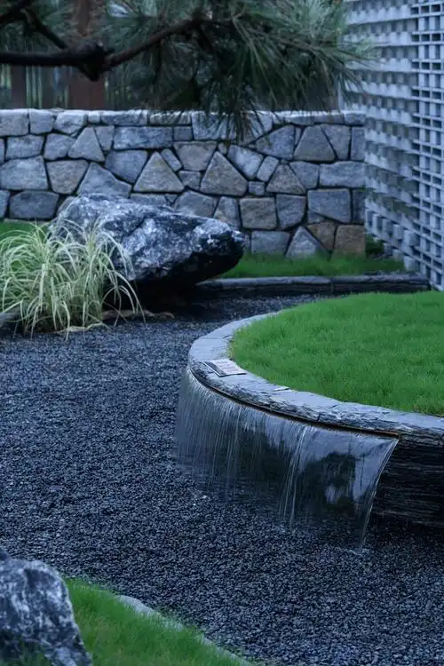 跌水主要是利用落差让水从高处跌落到低处过程中形成的水景效果造景.