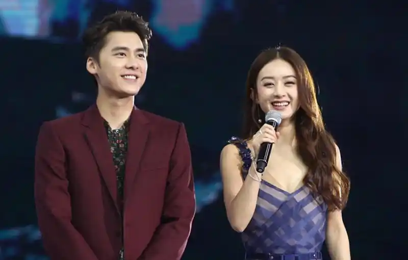 李易峰和林允儿的合影,终于不是微笑脸了,很是搞怪呢,网友:嗯,她是