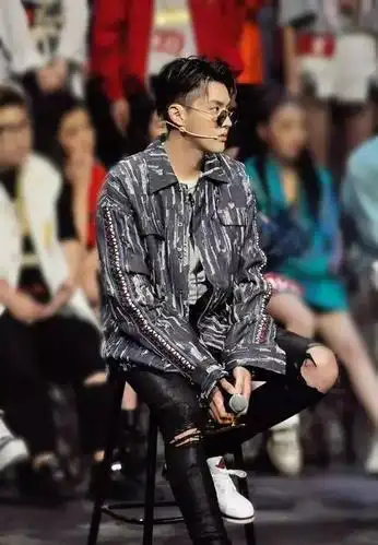 首先是泥萌的老公吴亦凡,利用经典的破洞黑色牛仔裤,内搭superme box