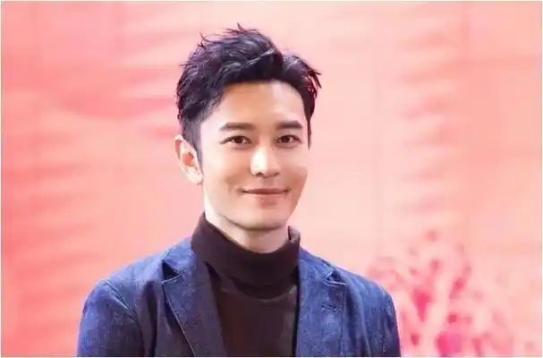 在一次节目中,镜头清晰地捕捉到了黄晓明后脑勺的植发痕迹.