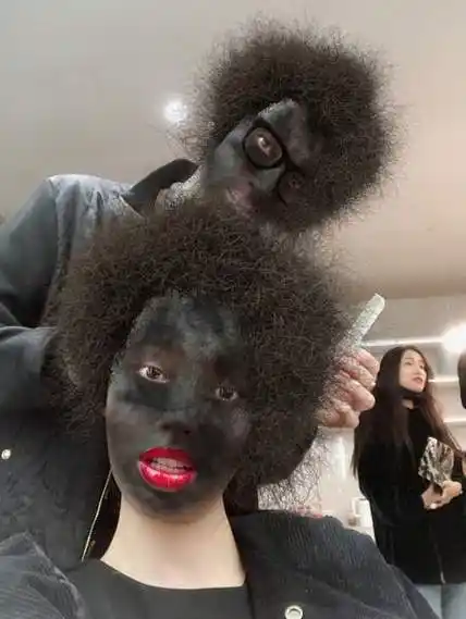 林允晒与工作人员搞怪自拍 红唇爆炸头黑到认不出