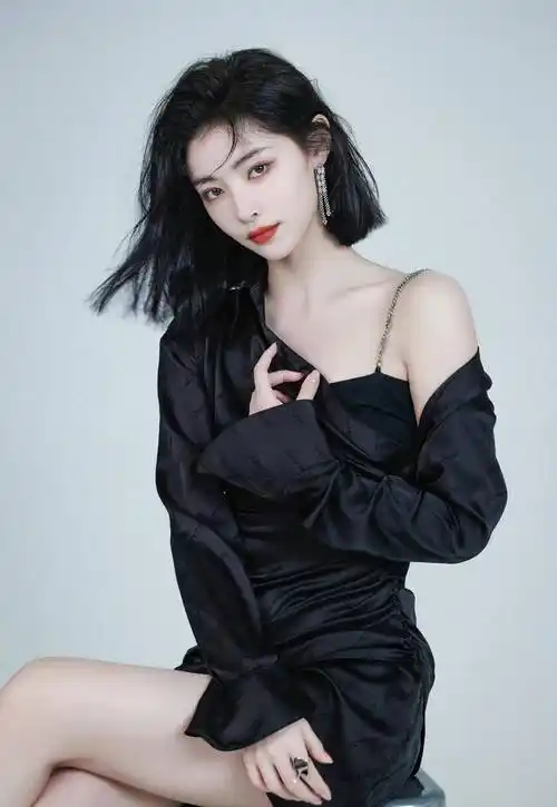 许佳琪27岁生日写真,在高冷酷飒御姐和清新元气学姐中切换自如_实力派