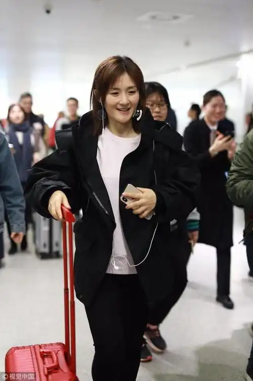 37岁谢娜素颜现身机场编小辫露甜笑少女感爆棚一动作超暖心