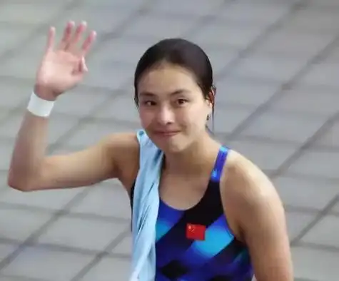 悉尼奥运会辉煌落幕后,伏明霞作出了告别国家队的决定,随后,郭晶晶便