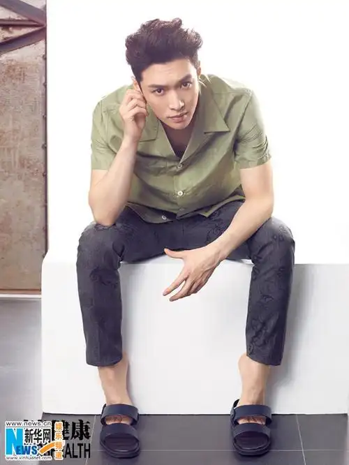 张艺兴拍写真露腹肌人鱼线 展呆萌性感多面气质【组图】 (6)