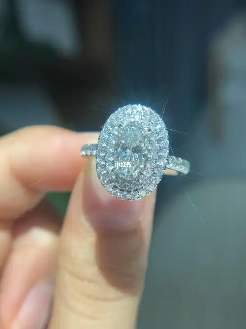 一克拉椭圆钻戒