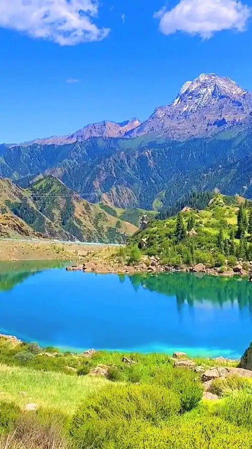 旅行湖水清澈见底山青水秀适合养老的好地方