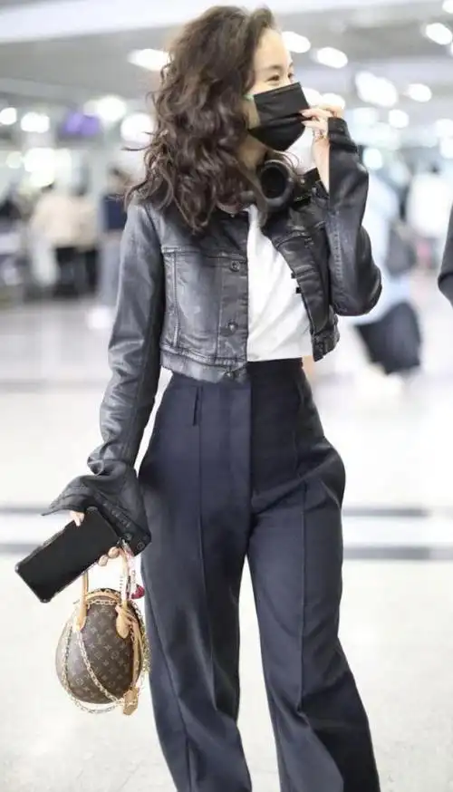 王子文真是"小个子"女生穿搭典范,皮衣配牛仔裤飒爽又高级