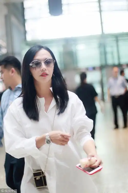 姚晨现身机场穿白色衬衫少女感十足