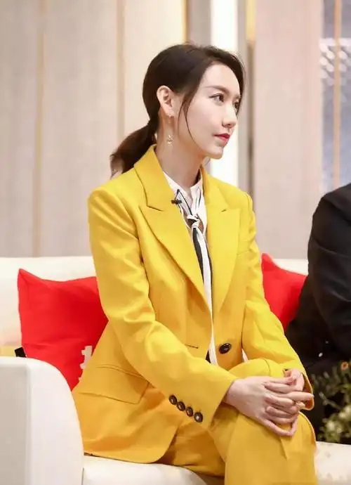 38岁高露终于高调了亮黄色西装甜蜜很有高级感一点不像孩子妈