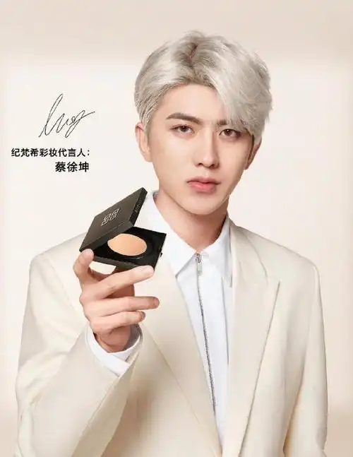 210331蔡徐坤品牌新图公开银发白马王子撩动少女心