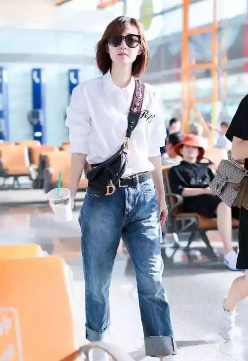 秦岚现身机场,穿白衬衫加牛仔裤清爽又减龄,38岁也能凹出少女感_造型