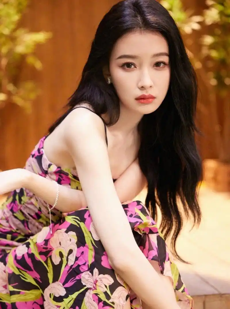 身姿婀娜,美丽动人的#孙怡# 身穿碎花吊带裙,肤白貌美的容颜,白皙水嫩