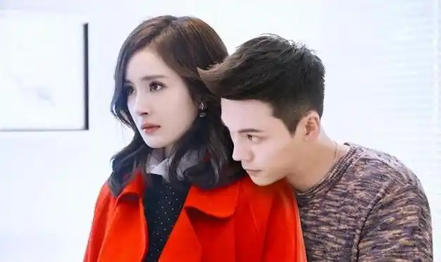 杨幂和陈伟霆官宣恋情,点燃娱乐圈