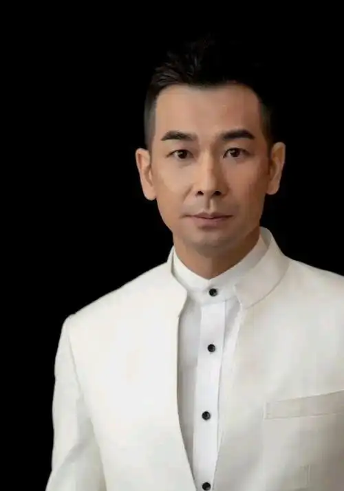 现在的甑子丹肯定打不过赵文卓!要是两人都是30岁对打谁更厉害