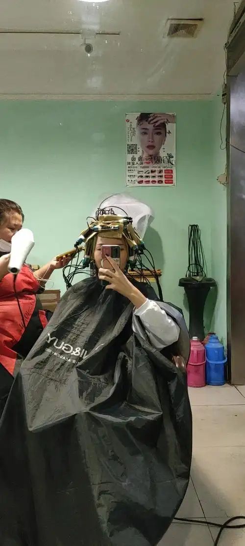 被高大上理发店拒绝烫头的我在家门口的小理发店烫头成功啦