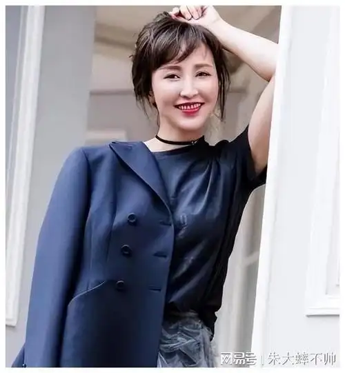 岳丽娜:不顾反对嫁穷小子,婚后地下室里连生三子,如今她怎样了