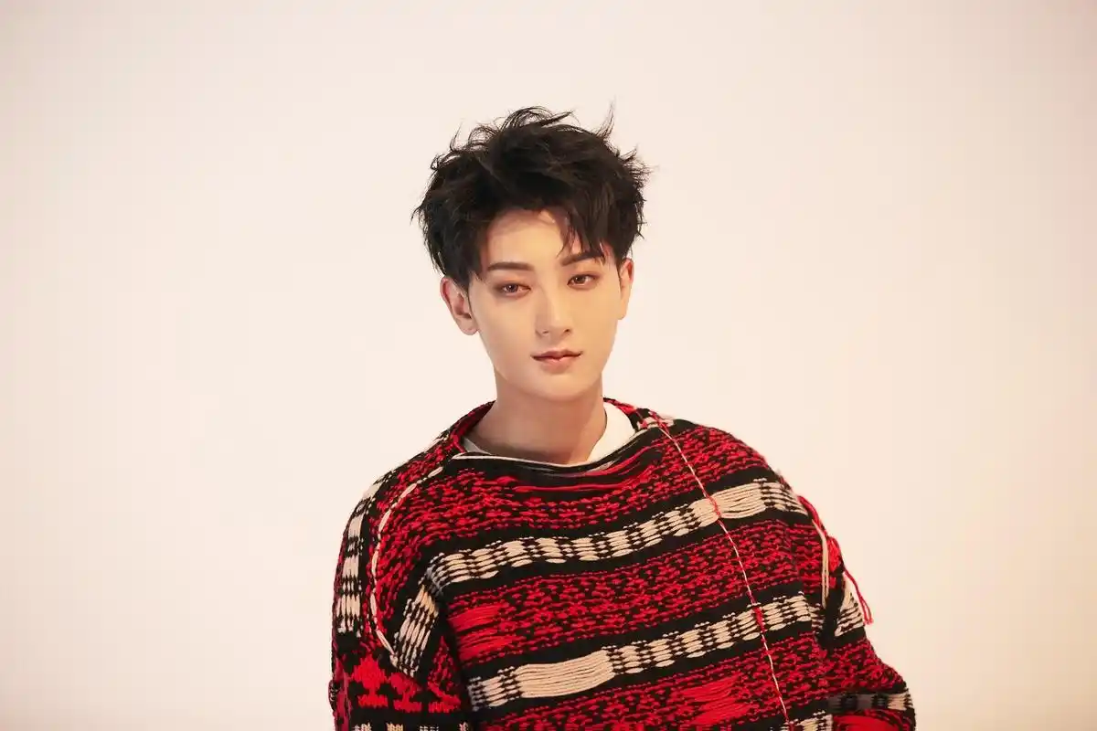 黄子韬新歌花絮写真曝光 化身冬日毛衣暖男__凤凰网